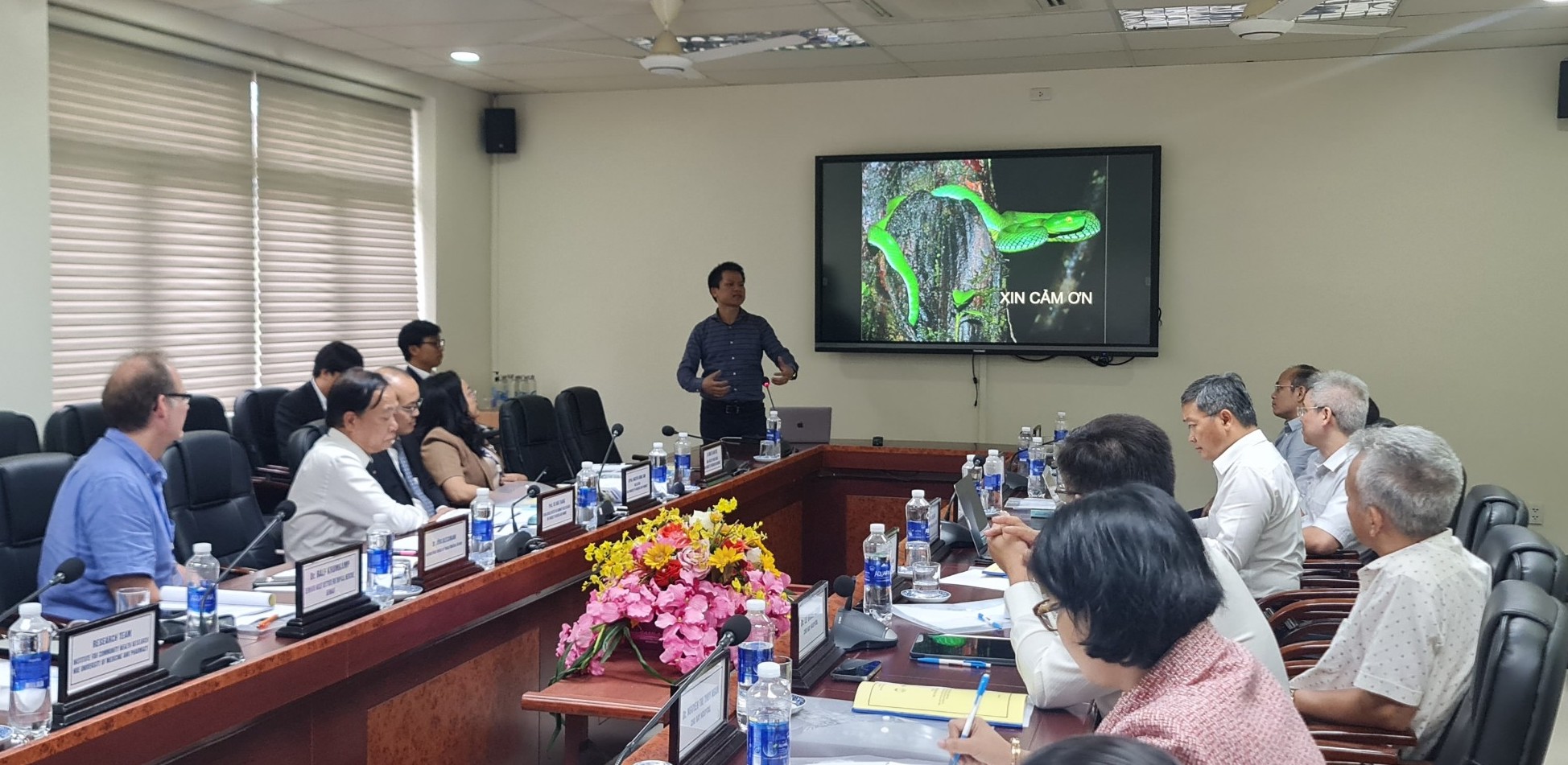 Photo: Experts sharing about snake species and snakebites'' management in Vietnam at the meeting (Presenting: Assoc. Prof. Nguyen Thien Tao, VAST)